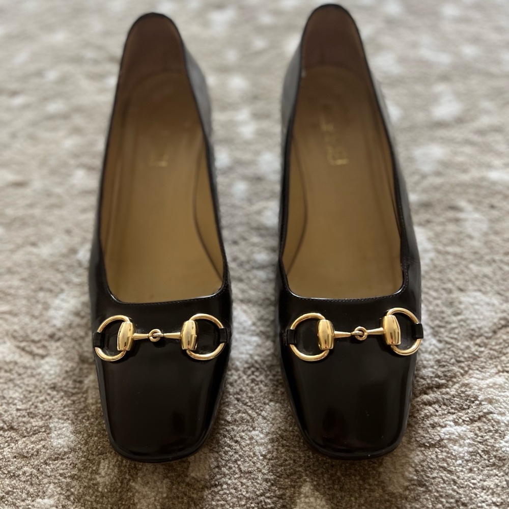 GUCCI vintage brown leather heels with iconic gold horsebit detail on toe vamp.